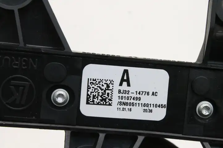 Land Rover Range Rover Evoque L538 (2015 - 2018) BJ3214776AC Кнопка фаркопа в багажнике — фото 3