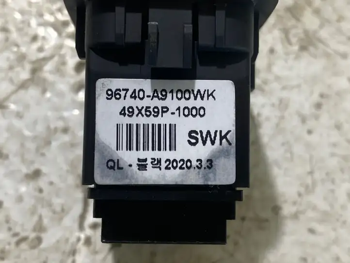 Kia Sportage (2018 - 2021) 96740A9100WK Кнопка закрытия багажника — фото 1