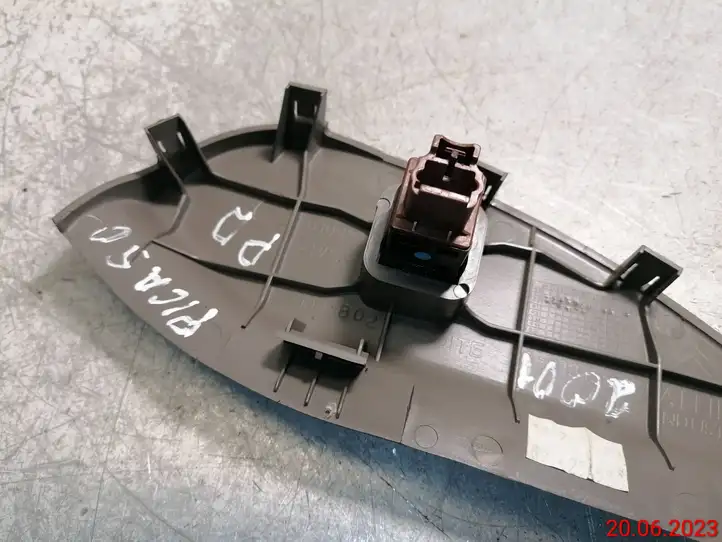 Citroen Xsara Picasso (1999 - 2012)  9631315677 Отделочный щит панели (боковой)