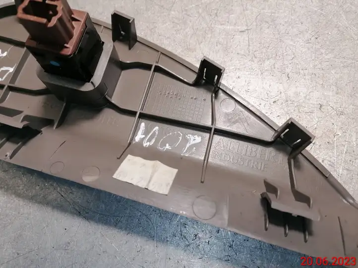 Citroen Xsara Picasso (1999 - 2012)  9631315677 Отделочный щит панели (боковой)