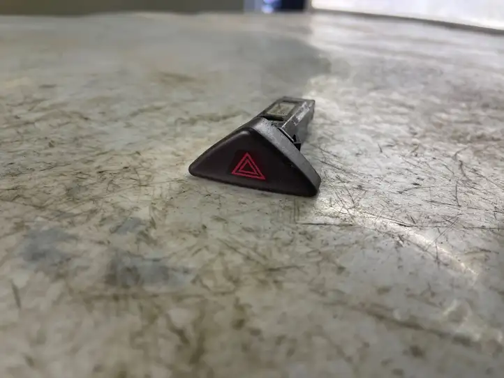 Volvo S60 (2000 - 2004) 9441045 Включатель аварийных фонарей — фото 1