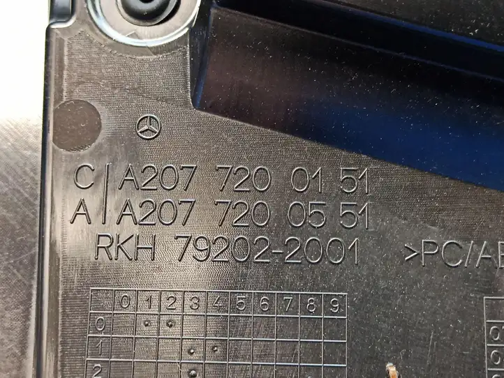 Mercedes-Benz E C207 W207 (2009 - 2017) A2077200751 Обшивка передней двери — фото 9