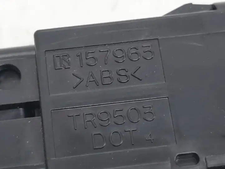Toyota Avensis T250 (2006 - 2009) 157963 Включатель аварийных фонарей — фото 4