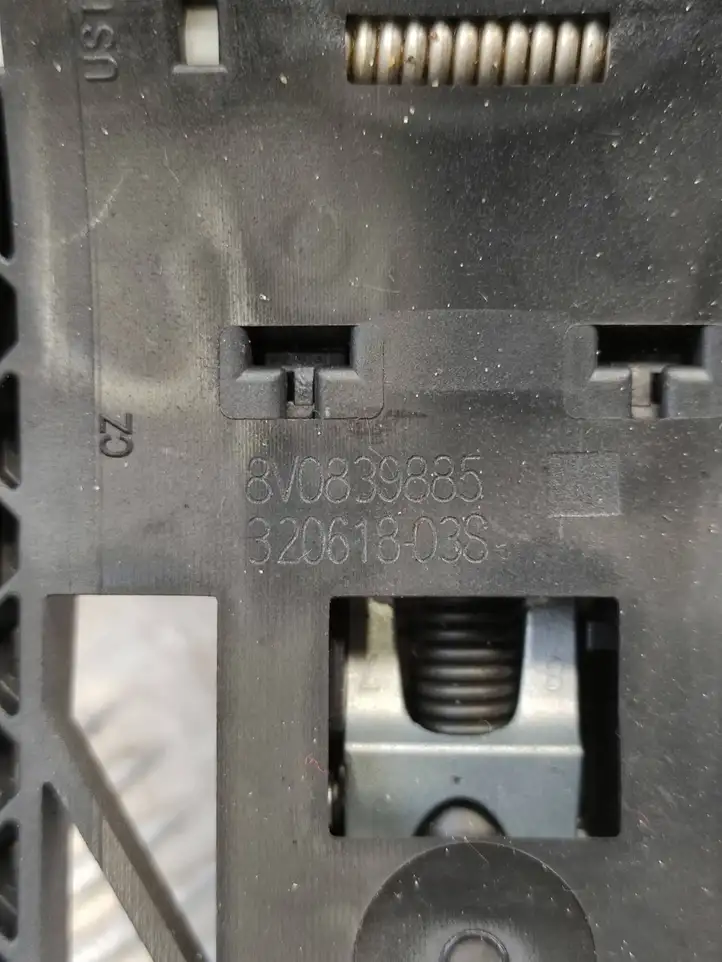 Audi A3/S3 8V (2016 - 2020) 8V0839885 Крепление наружной ручки передней двери — фото 2