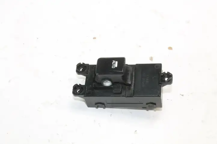 Kia Ceed (2012 - 2015) 93580A2000 Кнопка фаркопа в багажнике — фото 8