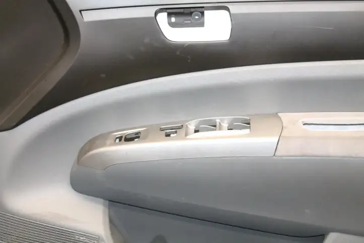 Toyota Prius (NHW20) (2003 - 2009) Обшивка передней двери — фото 8