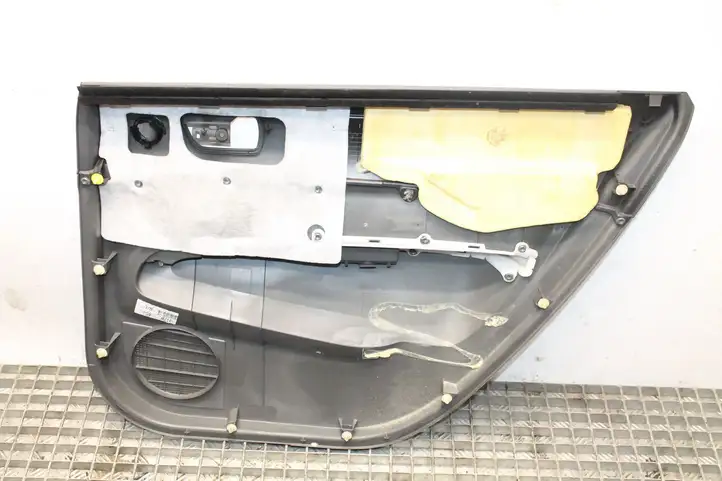 Toyota Prius (NHW20) (2003 - 2009) Обшивка задней двери — фото 10