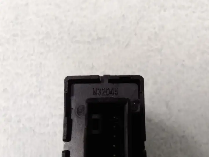 Honda CR-V (2009 - 2012) M32045 Включатель обогрева — фото 4