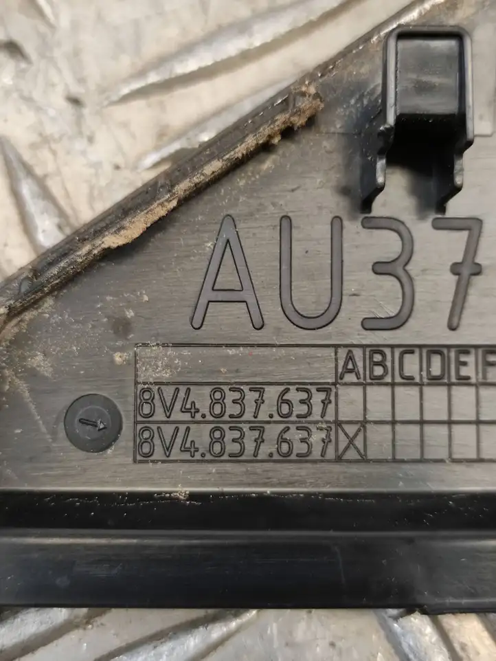 Audi A3/S3 8V (2016 - 2020) 8V4837637A Накладка стекла передней двери — фото 2
