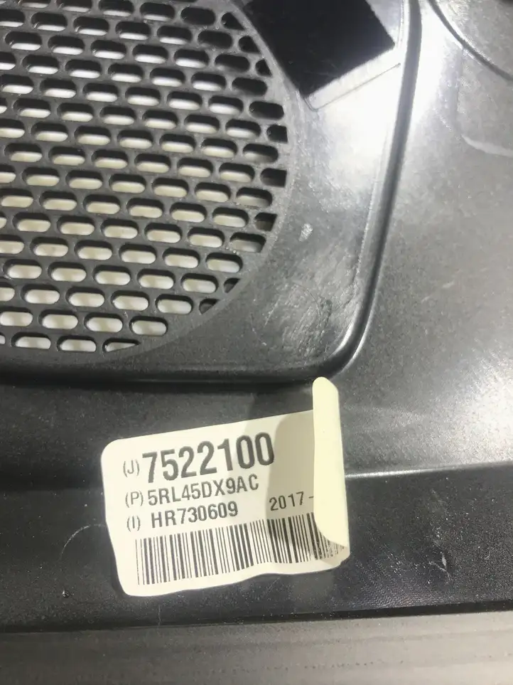 Chrysler Pacifica (2016 - ) 5RL45DX9AC Воздушная решетка панели — фото 2