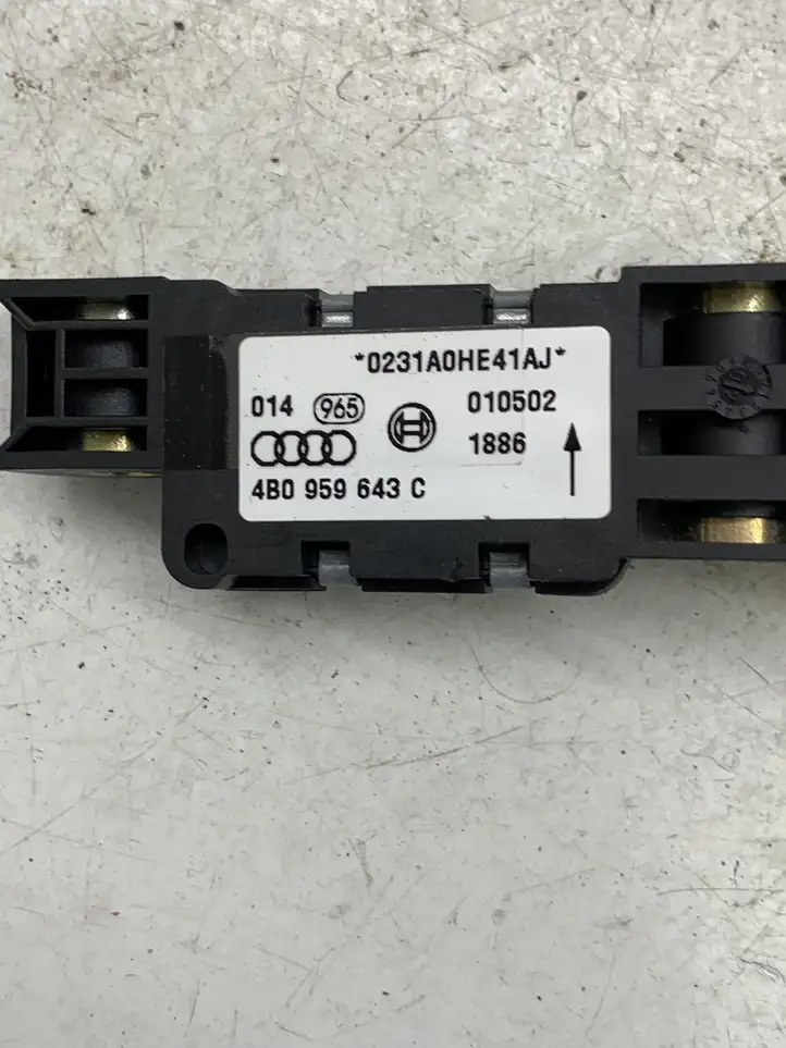 Audi A6 S6 C5 4B (1997 - 2001) 4B0959643C Датчик удара SRS — фото 2
