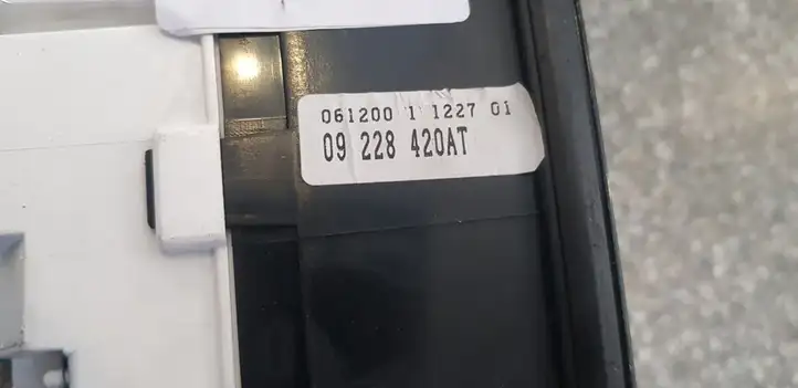 Opel Omega B2 (1999 - 2004) 09228420AT Спидометр — фото 2