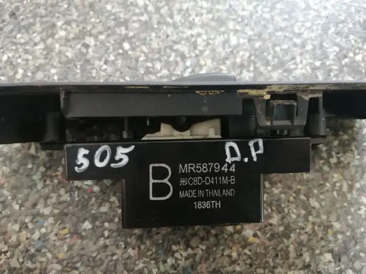 Mitsubishi Colt (2004 - 2008) MR587944 Кнопка стеклоподъемников — фото 2