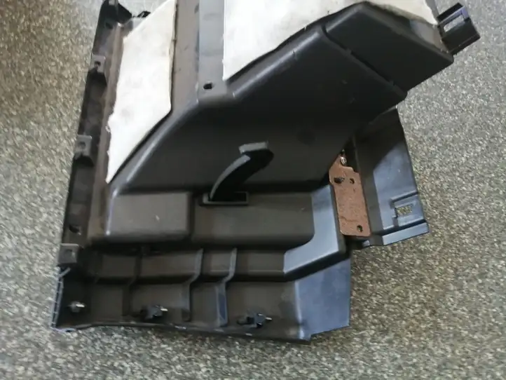 Nissan Leaf I (ZE0) (2010 - 2017) 685203NF0A Вещевой ящик — фото 3