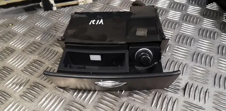 Kia Sorento (2006 - 2009) Передняя пепельница — фото 1
