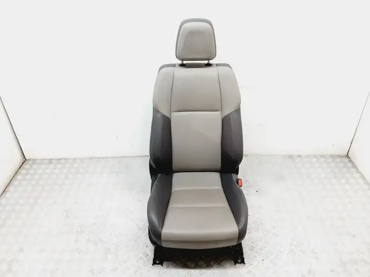 Toyota RAV 4 (XA40) (2012 - 2018) Переднее сиденье пассажира — фото 1