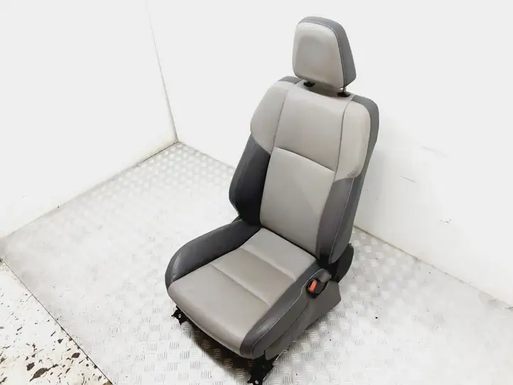 Toyota RAV 4 (XA40) (2012 - 2018) Переднее сиденье пассажира — фото 3