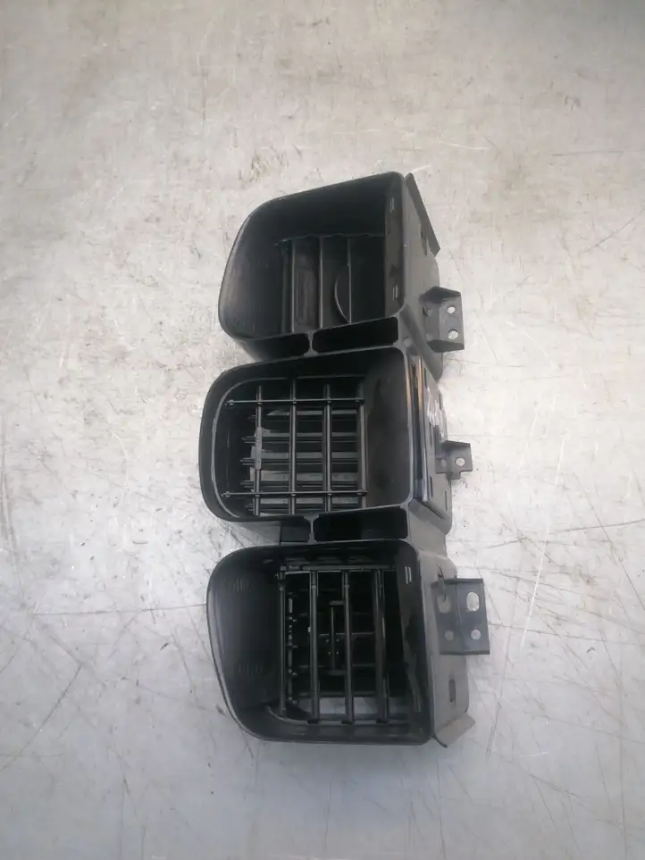 Chrysler Voyager (2001 - 2004) P12221076A Центральный воздушный дефлектор — фото 3