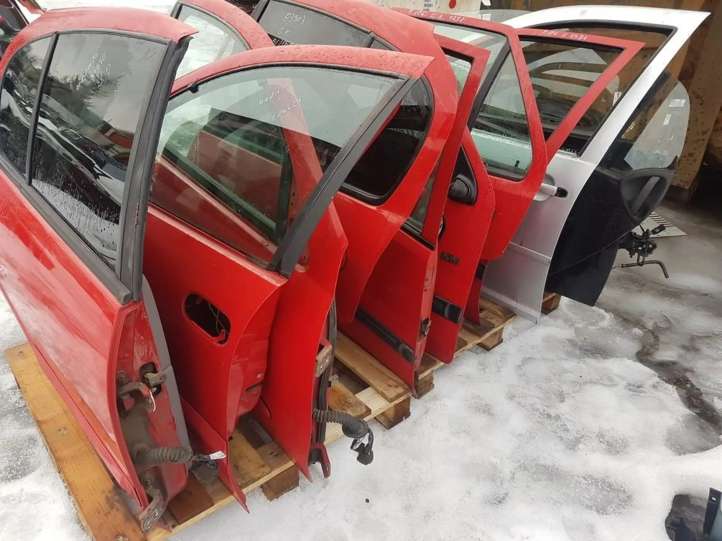 raudonos Peugeot 106 Galinės durys