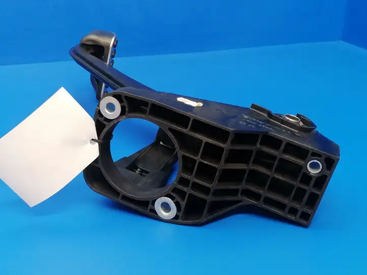 Mercedes-Benz CLA C117,X117,W117 (2013 - 2019) A2462900700 Тормозная педаль — фото 11
