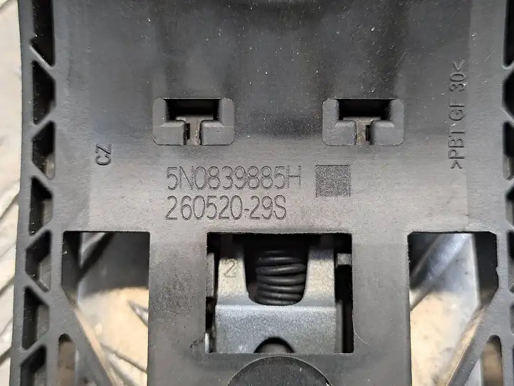 Volkswagen Polo VI (2015 - 2019) 5N0839885H Крепление наружной ручки задней двери — фото 4