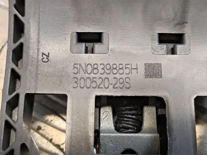 Volkswagen Polo VI (2015 - 2019) 5N0839885H Крепление наружной ручки задней двери — фото 4