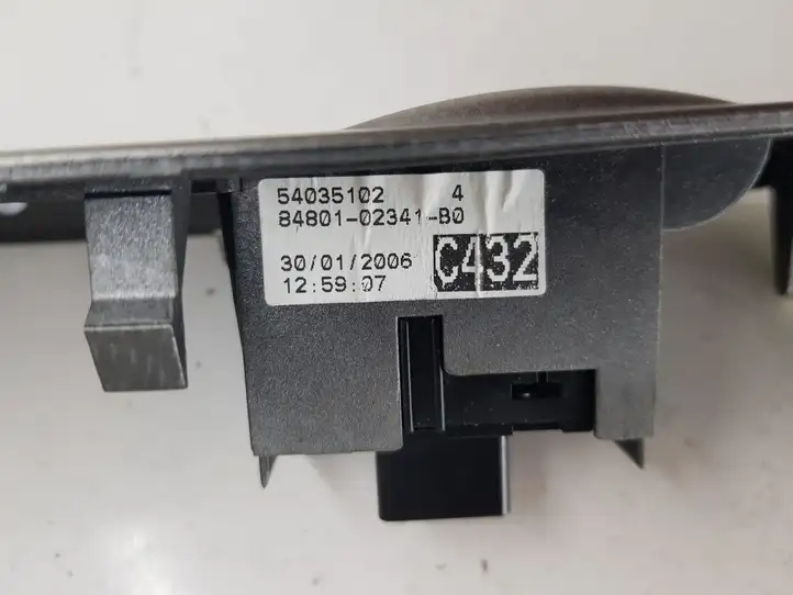 Toyota Corolla E120 E130 (2004 - 2007) 8480102341B0 Кнопка стеклоподъемников — фото 3