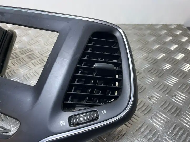 Jeep Grand Cherokee WL (2017 - 2022) Отделка магнитолы — фото 4