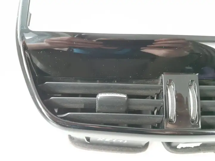 Jaguar XE (2014 - 2019) GX73014L21AF Центральный воздушный дефлектор — фото 8