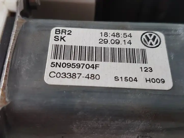 Volkswagen Tiguan (2011 - 2016) 5N0959704F Стеклоподъемник задней двери — фото 2