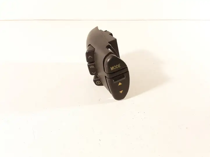 Toyota Avensis T220 (2000 - 2003) 8623020010 Кнопки на рулевом колесе — фото 1