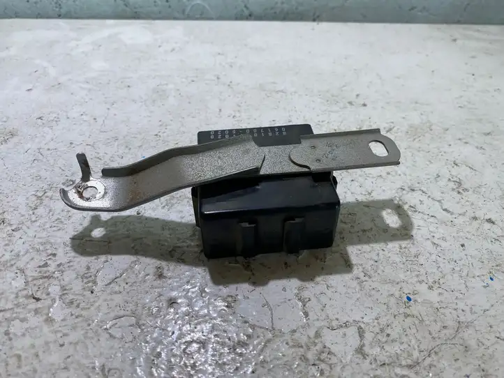 Toyota Hilux (AN10, AN20, AN30) (2004 - 2008) 8264212050 Реле дневных фонарей — фото 3