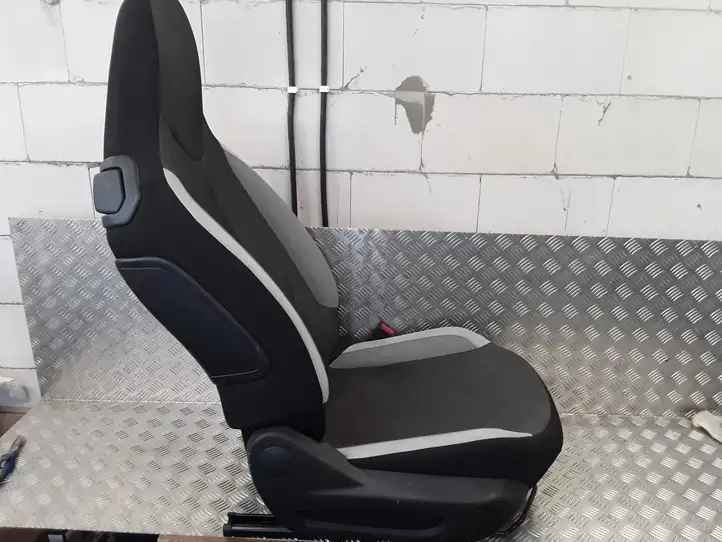 Toyota Aygo AB40 (2014 - 2018) Переднее сиденье пассажира — фото 1