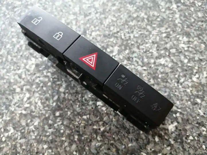 Opel Astra J (2009 - 2012) 13285122 Включатель аварийных фонарей — фото 3