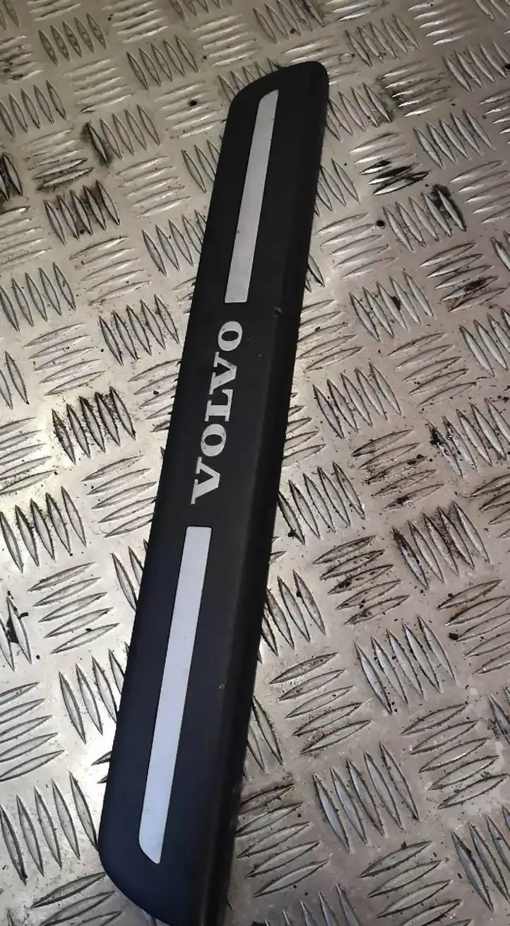 Volvo V50 (2004 - 2008) Наружная отделка переднего порога — фото 1