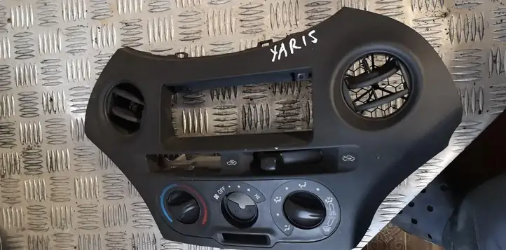 Toyota Yaris (2003 - 2005) Центральный воздушный дефлектор — фото 1