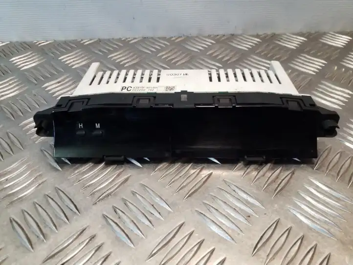 Toyota Land Cruiser (J120) (2002 - 2009) 8391060180 Автомобильные часы — фото 1