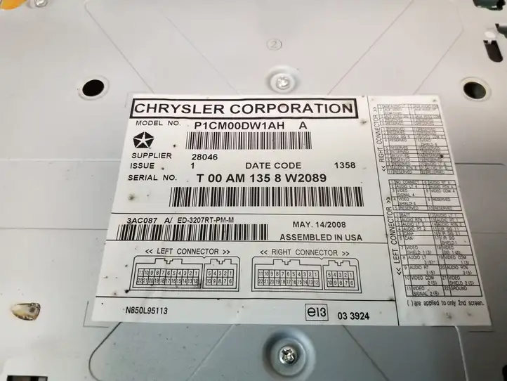 Chrysler Grand Voyager V (2007 - 2010) P1CM00DW1AH Выдвижной дисплей — фото 3
