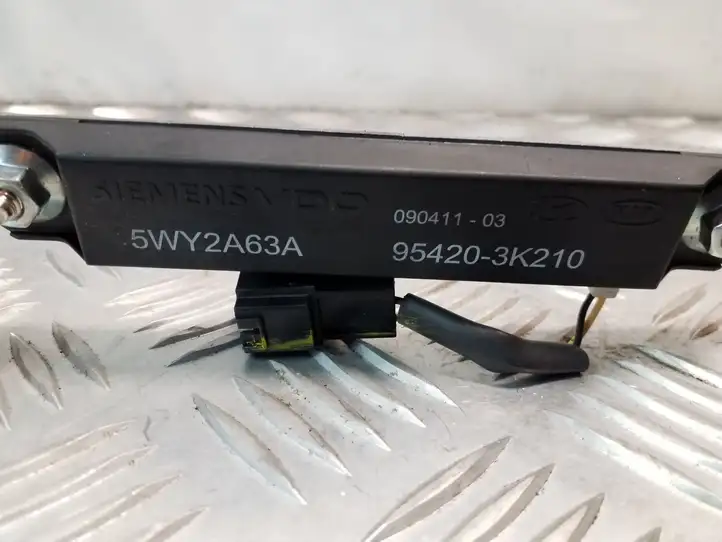 Hyundai ix35 (2009 - 2013) 954203K210 Усилитель антенны — фото 2