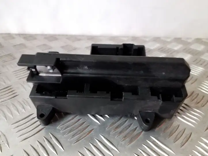 BMW 7 E65 E66 (2001 - 2008)  6900583 Блок предохранителей