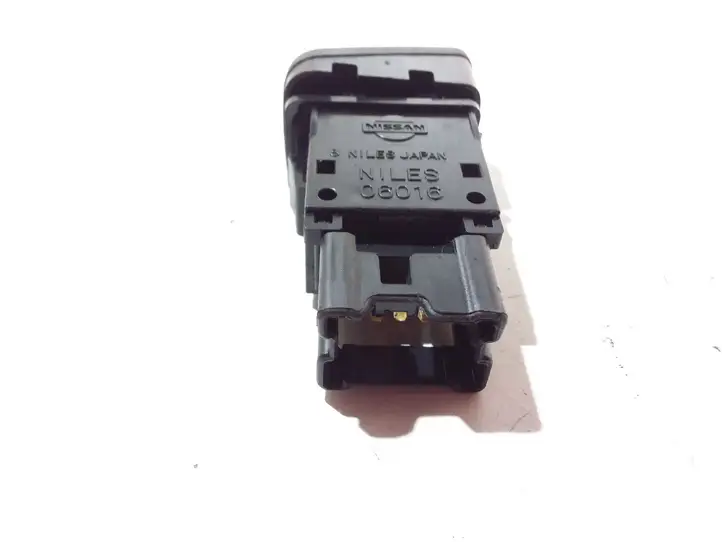 Nissan Almera N16 (2000 - 2010) Включатель аварийных фонарей — фото 2