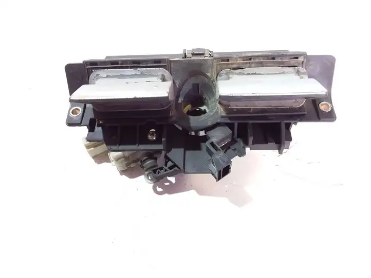 Audi A6 S6 C5 4B (1997 - 2001) 8D982756511 Ручка багажной двери — фото 2