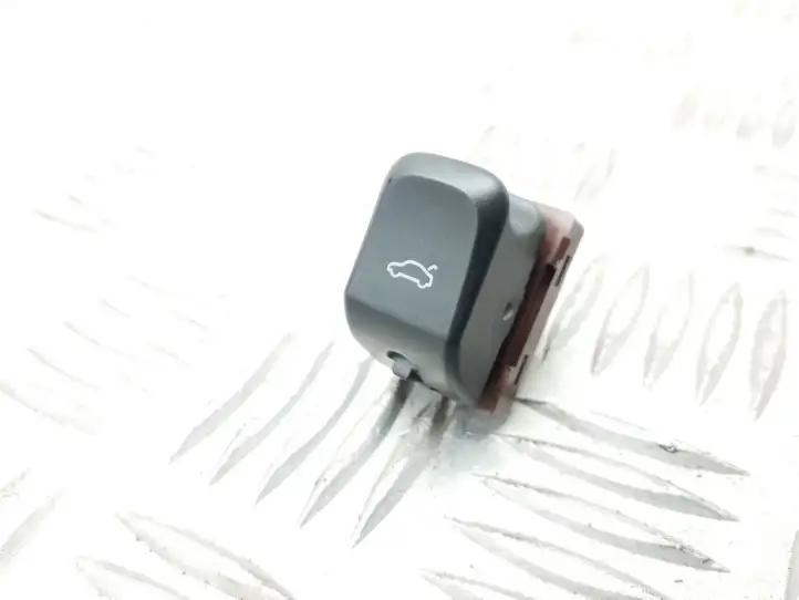 Audi A4 (2007 - 2011)  8K0959831 Включатель закрытия задней крышки