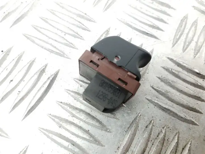 Audi A4 (2007 - 2011)  8K0959831 Включатель закрытия задней крышки