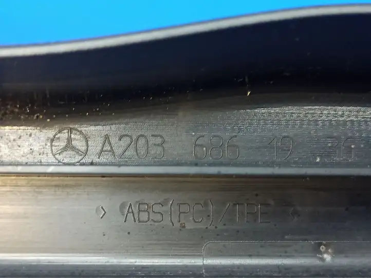 Mercedes-Benz C W203 (2000 - 2007) A2036861936 Внутренняя отделка переднего порога — фото 5