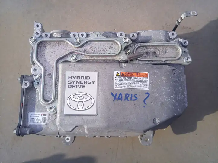Toyota Yaris (2012 - 2014)   Преобразователь напряжения
