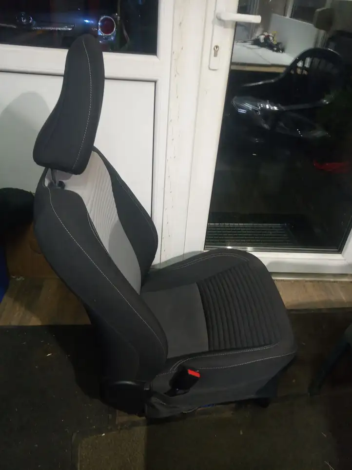 Toyota Yaris (2014 - 2019) Переднее сиденье пассажира — фото 2