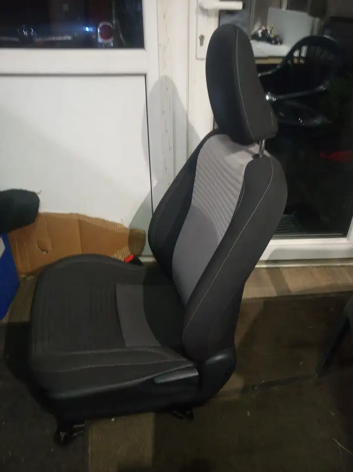 Toyota Yaris (2014 - 2019) Переднее сиденье пассажира — фото 3