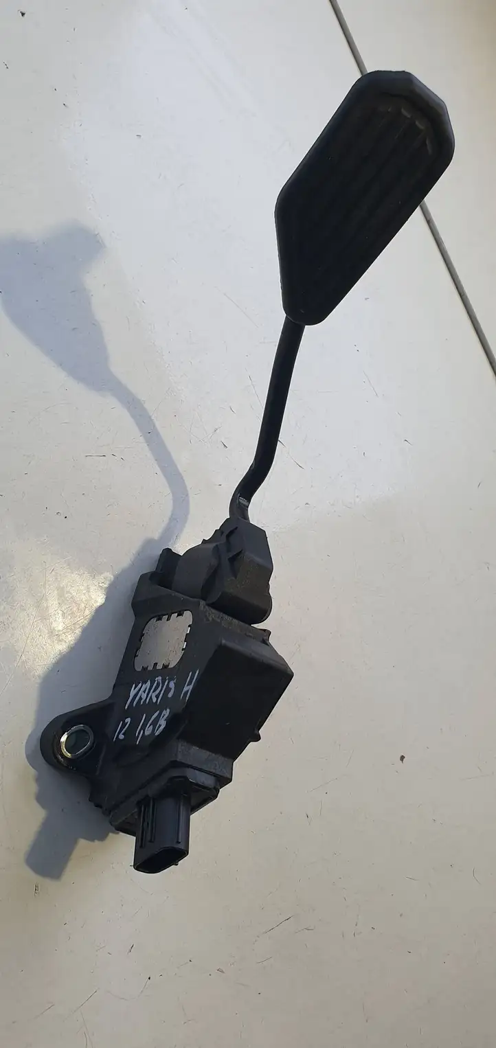 Toyota Yaris (2012 - 2014) Педаль акселератора — фото 3