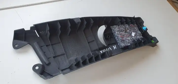 Toyota Yaris (2014 - 2019) Накладка ремня безопасности — фото 3